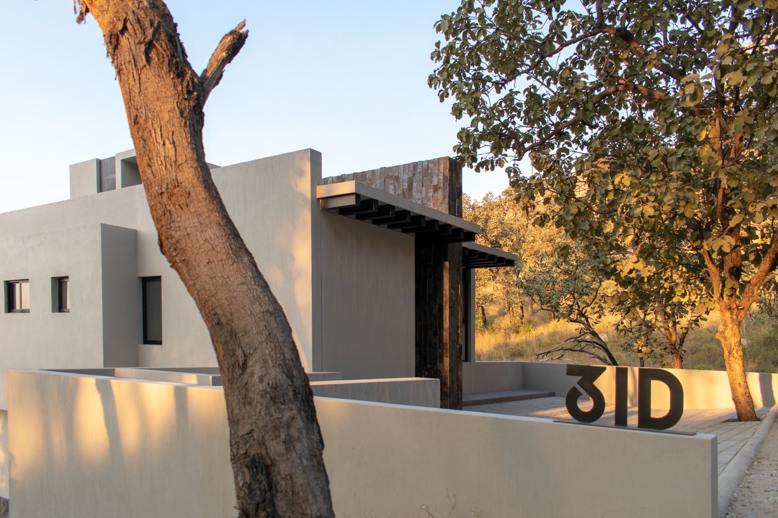Fachada residencial en paisaje · VISUM
